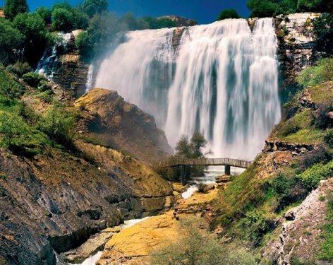 <p><b>TORTUM ELALES</b></p>  Erzurum'un Tortum ilesindedir. 22 metrelik genilikten ve 48 metre ykseklikten dmektedir. Den sular, stte gkkua, altta koca bir dev kazan meydana getirmektedir. Ayrca bu gl bir doal anttr. elalenin bulunduu blgede ziyaretiler iin piknik alan ve hemen elalenin altna inen merdivenlerin zerinde zleme Balkonu bulunmaktadr