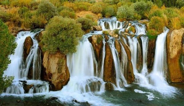 <p><b>MURADYE ELALES</b></p>  Muradiye ilesine 10 km. uzaklkta, Bend-i Mahi ay zerindedir. Dou yeri snm bir volkanik da olan Tendrek dadr. ok yksekten dmese de ho bir grnm vardr. Muradiye elalesi 15-20 metre arasnda deien ykseklikten dklmektedir. Asma kprs ve doal gzellii ile halkn rabet ettii bir mesire yeridir. K aylarnda donarak tam bir doa harikasna dnmektedir. Doubeyazt-Van karayolu zerindedir. l merkezine 86 km mesfededir.