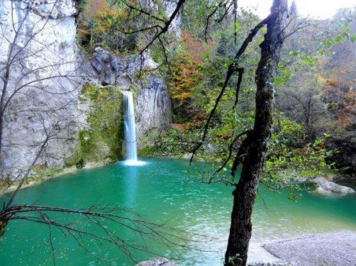 <p><b>ILICA ELALES</b></p>  Pnarba Ilca Ky snrlar ierisinde bulunup, 12 km uzaklktadr. Ilca Kynden itibaren patika yoldan yaya olarak yarm saat srmektedir. Su yaklak 10 metre ykseklikten dklmektedir ve bu suyun dkld yerde doal olarak bir havuz olumutur.