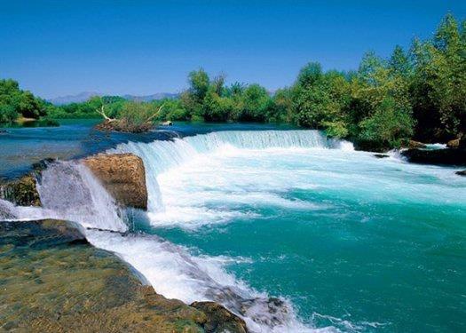 <p><b>MANAVGAT ELALES</b></p>  Manavgat ilesinin 3 km kuzeyinde bulunan ve adn bu ileden alan elale, rmak sularnn 3-4 m'lik bir falezden dmesiyle meydana gelir. Az bir ykseklikten dklmesine ramen geni bir alan zerinde yksek bir debiyle akar. Kent grltsnden uzaklap doa ile ba baa kalmak isteyenler iin elalenin evresinde uygun piknik alanlar vardr. Ayrca evredeki lokantalar, taze balk yeme imkann sunarlar.