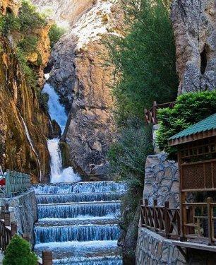 <p><b>DARENDE GNPINAR ELALES</b></p>  Gnpnar elalesi, Malatya iline bal Darende lesi'nin 10 km kadar bat ynnde bulunmaktadr. Gnpnar ay ok yksek bir yerden akmaktadr. Bu yzden de kaynandan ktktan sonra kayalar arasnda olduka hzl bir ak yapmaktadr. Suyun k yerinden yere d mesafesi yaklak 40 - 45 metre kadardr. Bu mesafeden suyun ak ve yere d an izlenmeye deerdir.