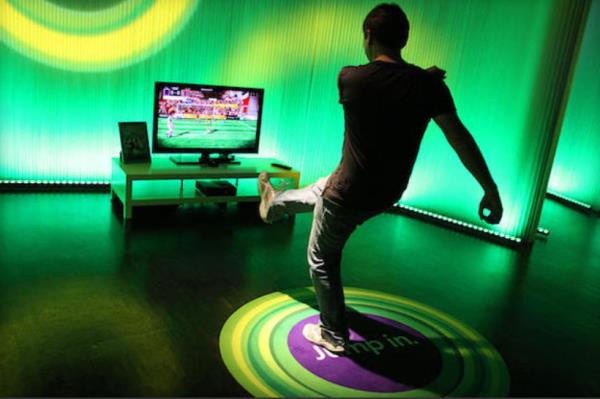 Yksek znrlkl grafikler ve hareket kontrolleri artk oyunlar gereki bir deneyime eviriyor. Fakat, imdi Microsoft oturma odanz tmyle hareketle doldurarak bu deneyimi bir adm daha ileri tamay dnyor. Dnya teknoloji devi bu yeni teknolojisi iin patent bavurusunda bulundu. Yeni teknolojide odanzn 4 duvar da tahrip edici bir sava adas ya da otomobil yar pistine dnebilecek.