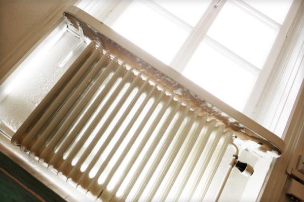 GNELE DOST RADYATRLER: Radyatrler genellikle camdan gelen souk havay nlemek iin pencerelerin altna monte edilir. Radyatre fotovoltaik hcre yerletirilirse, bu radyatrler gelen gne ssn depolayacak ve bunu bir pili arj etmek iin elektrie dntrecek. Bu elektrik ile cep telefonlarnzn ya da tabletlerinizin arjn bile doldurabileceksiniz.