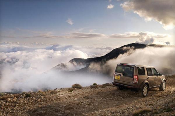 Sistem bunu nndeki araznn grntsn analiz ederek ve renk ile doku detaylarn ayrarak yapacak. Sistem daha sonra otomobilin GPS lokasyonuyla corafik zemin tipi verilerini karlatrarak sonucu kontrol edecek. Zemin tespit edilince, Land Rover direksiyonu, freni, ve sspansiyon ayarlarn buna gre ayarlayacak. rnein im, akl ya da karl yollarda, srcnn kayma riskini azaltmak iin ara dk srtnme moduna geecek.