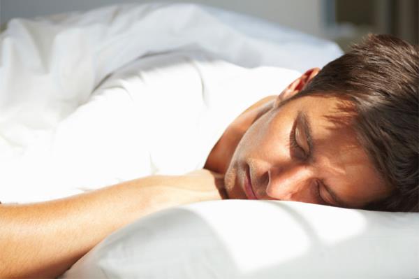 Zihninizi okuyan yastk: Gl bir ekerleme yapmak pillerinizin yeniden dolmas, kendinizi yeniden enerjik hissetmeniz iin en iyi yoldur. Fakat leden sonra ok fazla uyumak ise kendinizi daha fazla sersemlemi hissetmenize neden olabilir. Bu nedenle Sony'nin yeni akll yastn deneyin. Yastn yzeyine yerletirilmi olan bir elektrot siz uyurken banza dayanyor ve beyin dalgalarnz (nral aktivitenizdeki ritimleri) izliyor. Uykunun farkl aamalar farkl beyin dalgas frekanslaryla ilikilendirilmi. rnein, rya grdmz REM uykusu hzl alfa beyin dalgalaryla belirlenmitir. Yastk size ne zaman