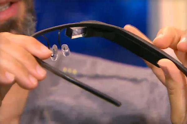 Zaten baz kulaklklarda ve iitmeye yardmc olan cihazlarda kullanlan kemik iletimi, ses titreimlerini kafatasnza ve i kulan kemiklerine gnderiyor. Google'n bu gzlnde elektromekanik dntrc tarafndan elektrik sinyalleri mekanik sinyale evirecek. Bu ses titreimleri olutuunda sistem gzl sallayacak ve titreimler dorudan kafatasnza ulaacak.