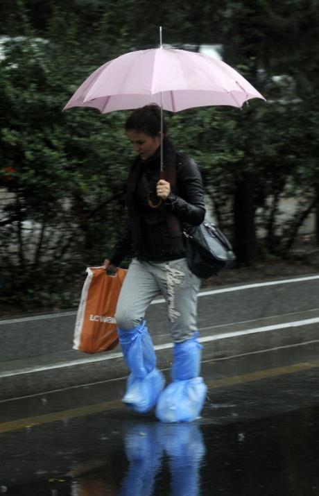 Sokakta, caddede, mata, konserde yakalandklar yamurdan bulduklar pratik zmlerle korunmaya alan insanlar muhabirlerin gznden kamad.