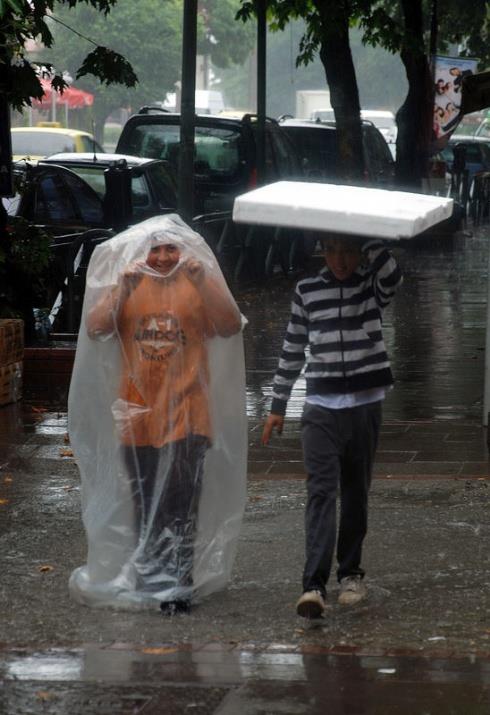 Baharn geliiyle birlikte aniden bastran ksa sreli yamurlar, insanlara zor anlar yaatyor.