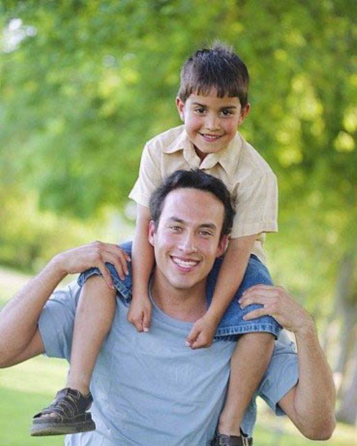 Eve babann omuzlarnda dnmek