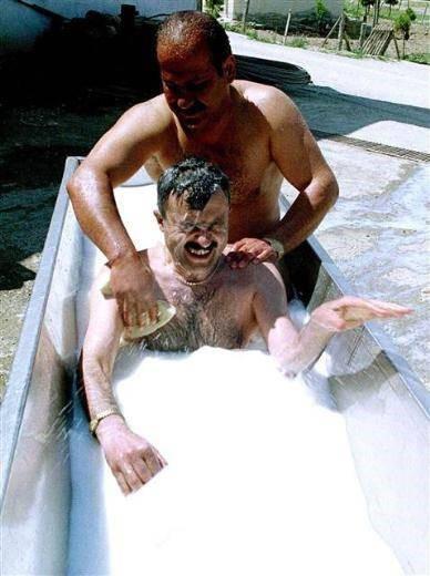 St reticileri st fiyatlarnn drlmesini protesto etmek iin st banyosu yaptlar.