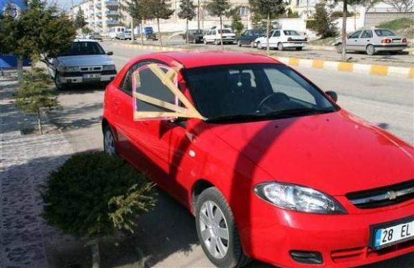 Krlan dikiz aynasnn orjinalini bulamayan kii, retici firmaya tepkisini gstermek iin aracna lavabo aynas takt.