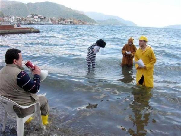 Oyunlarnn bir ksmn denizde sahneleyen tiyatrocular, Marmaris'te tiyatro salonu bulunmamasn protesto etti.