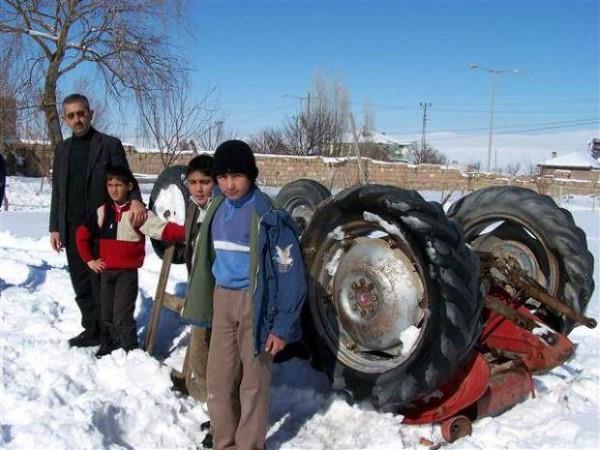 Banka kredisini deyemeyen ve hakknda icra takibi balatlan bir ifti, traktrn tarlada ters evirerek sata kard.