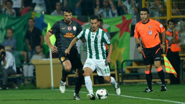 "Bursaspor deplasman tribn biletlerini 800 TL olarak belirlemi. Ne oluyoruz yahu? CL logosundaki 8 yldzdan biri biz deiliz, bunlar sanki. 800 TL bir iinin bir aylk maa."