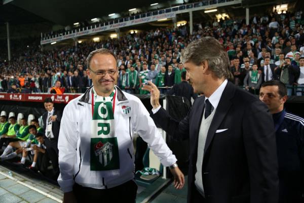 "Bursa-Galatasaray man tribnden izleme karlnda Sneijder'in bonservisini teklif ettik stne Selcuk'u da istediler anlamaya yaknz."