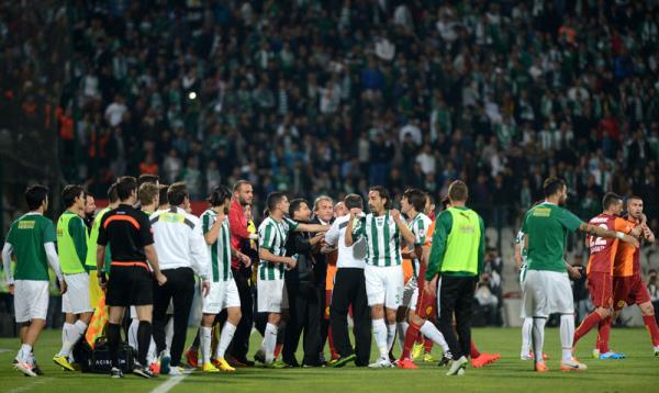 "800 TL bilet mi olurmu. Bu kafayla Bursaspor 1 sene iinde Barcelona'dan zengin olur."