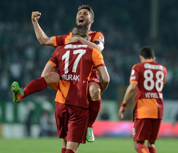 Galatasaray'n 5 goll Bursaspor zaferiyle Ziraat Trkiye Kupas'nda adn finale yazdramas twitter' sallad. Sarkrmzl taraftarlarn hedefinde, man biletlerini 800 lira yapan Bursaspor ynetimi ve mata etkili bir futbol ortaya koyan Sabri Sarolu vard.