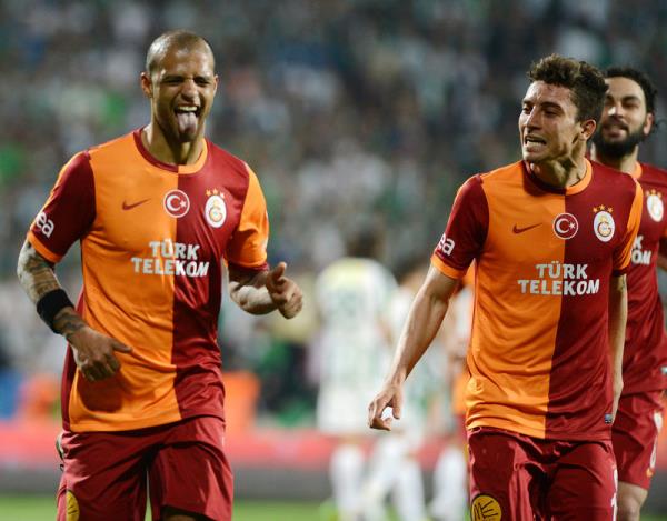 Ben anladim neden biletlerin 800 TL oldugunu. Sabri 90a sut atiyor direkten donuyor, skor olmus 5-2. Bu gece onemli.