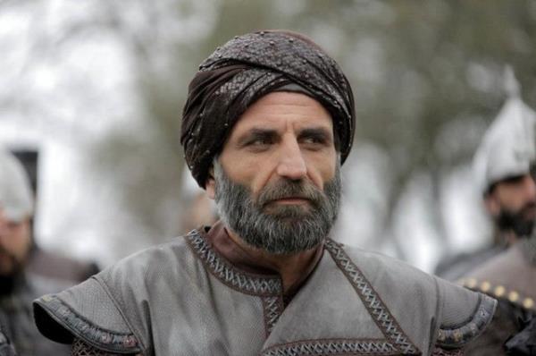 <p><b>Mimar Sinan</b></p>   Mimar Sinan 100 yana girerken hastalanr yataa der. Vefat srasnda bir bezi suya batrp da dudana almak isterlerken bakarlar ki, evindeki musluktan su akmyor. stanbul'a su getiren Sinan, 17 Temmuz 1588'da stanbul'da susuz evde vefat edip Sleymaniye Camii'nin yannda kendi yapt sade trbeye defnedilmitir.