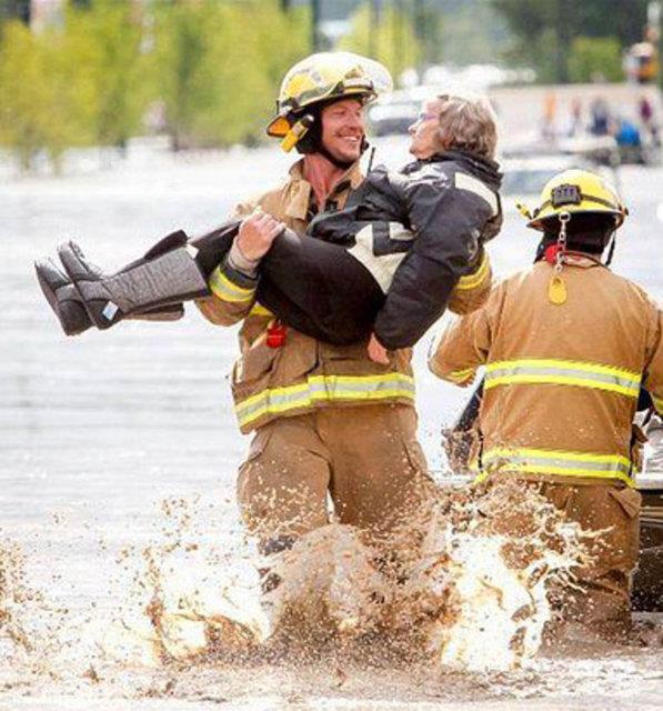 26. nsanlar kurtarrken bile fotojenik olabilen itfaiyeci