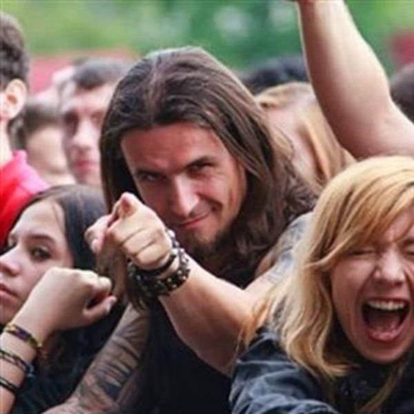 22. Konserde elenirken bile fotojeniklii elden brakmayan metalci genler