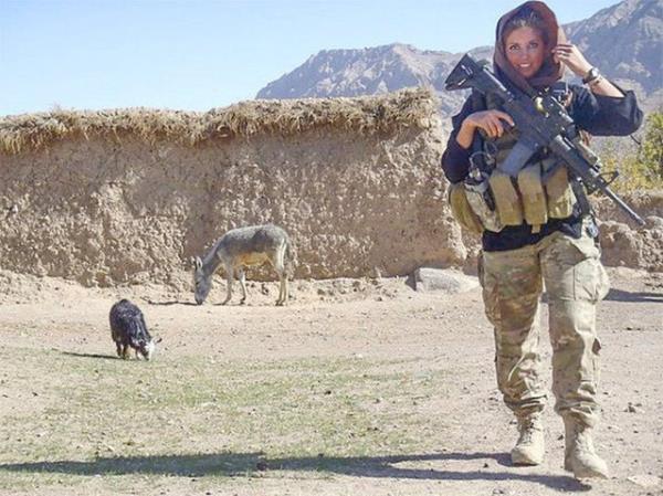 14. Afganistan'da askerlik yapan eski ponpon kz fotojenikliinden bir ey kaybetmemi