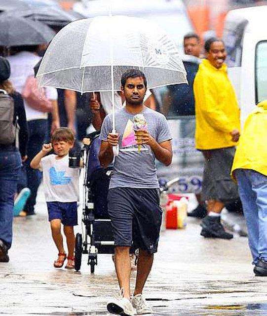 25. Yamurlu havada dondurma yiyerek cool taklan Aziz Ansari