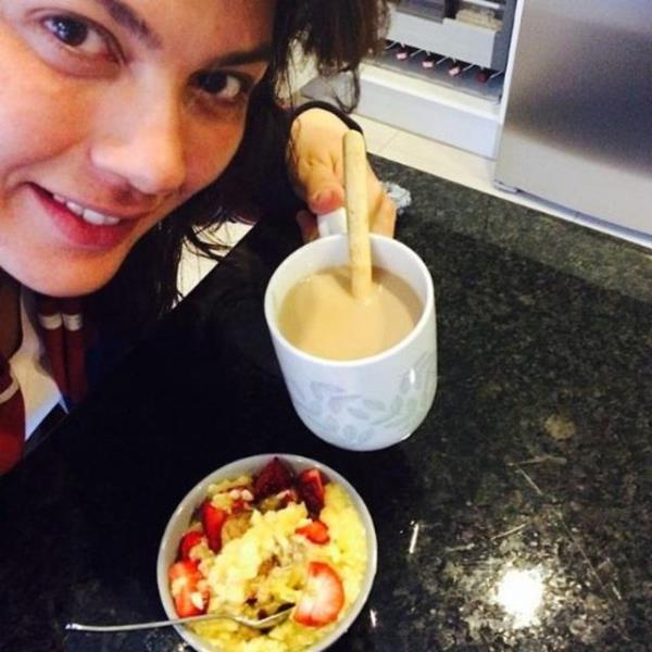 AELYA AKKOYUN Gnaydn ilekli, ananasl, yarm muzlu, yulafl set gn kahvalts ve tabii ki kahve