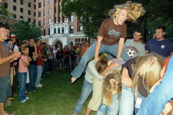 Yastk genelde hakem olur. Eer yatan takm devrilirse herkes glmeye balayacak ve nedensizce haykracaklardr.