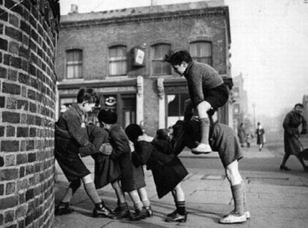 <p><b>6. Uzun eek </b></p>  Oyuncularn iki gruba ayrlmasn ve bir yastn bacaklarnn arasna girmesiyle, dier oyunclarn onlarn zerine atlamas ve tek mi ift mi diye barmasyla, yatan takmn bilmesiyle yer deitirilen oyun.