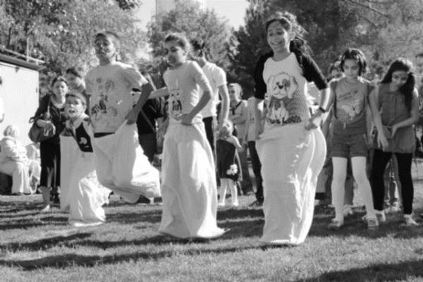 <p><b>17. uval yarlar </b></p>  Mahallede kimde fazla uval var? Gizlice evden alnan uvallar dz arazilerde, ayrlarda yrtlana dek yarmalarda kullanlr, denlerin can yansada asla vazgemedikleri bir oyun olarak hatralarda kalr.