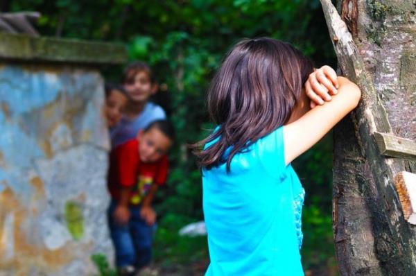 <p><b>8. Saklamba </b></p>  Ebenin gzlerini yumup belirlenen rakama kadar saymas ve snrlar belirlenmi alanda saklanan oyuncular bulmas, mevkinden ok ayrlrsa oyuncularn sobelemesiyle sonulanacak oyun. Ebe herkesi bulabilirse gs kabaracaktr.