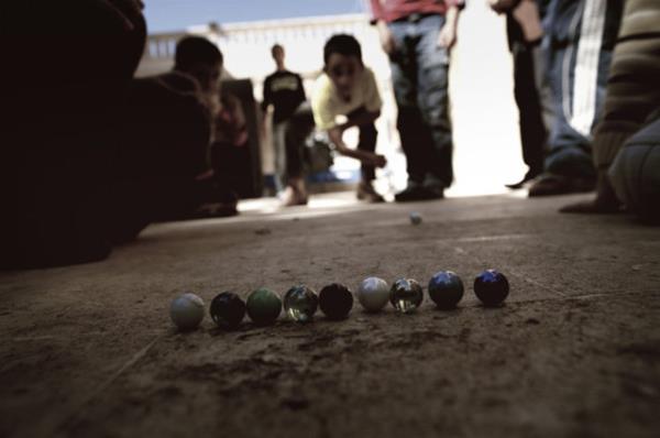 Bir zaman sonra kamyoncunun sklp kamyonu eline alarak koup frtna hzyla geri gelmesiyle "oglum gel misket oynayalm ya" lafyla sonulanr.