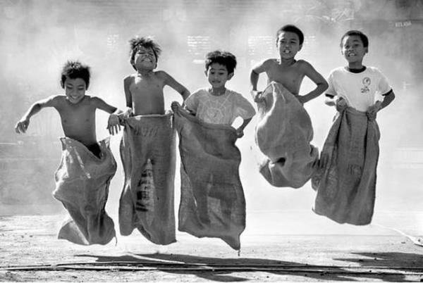 Gnmzde uval yarlar, sadece enliklerde oynanan bir oyundur. Zira artk uval yar yapacak arazi bile yok, zaten bu oyunu bilen ocuklarda nadir.