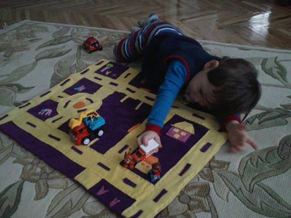 <p><b>10. Hallarn kenarn yol yapmak. </b></p>  Eer ki o evde bir ocuk varsa, halnn kenarndaki izgiler birer yoldur. Bazen otoban olur, bazen keler krmz k olur, bir ekilde gider bu oyun...