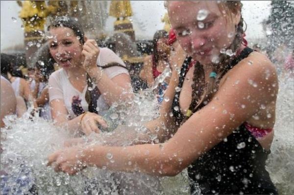Oyuna balamadan nce vurulan ksn denilse bile oyunun neesinden dolay asla kimse kmaz, herkes balonlar bitene kadar birbirini slatmaya devam ederdi.