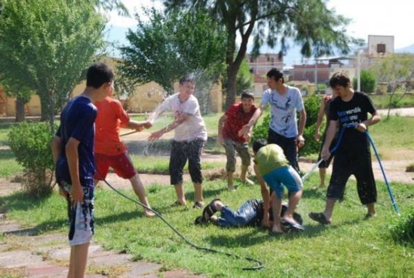 <p><b>18. Su savalar </b></p>  Su balonlarnn ierisine doldurulan su, kh okulda, kh sokakta yaz aylarnn vazgeilmez oyunuydu.