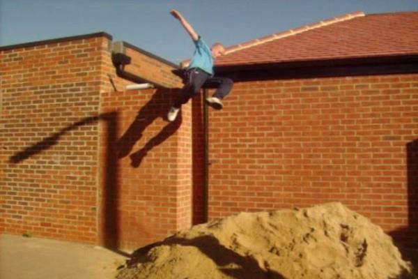 <p><b>15. naattan kuma atlamak </b></p>  Eer ki mahallede bir inaat varsa, st katlardan, binann nne dklm kumun zerine srayla atlamak, kumda yuvarlanmak diye bir oyun vard.