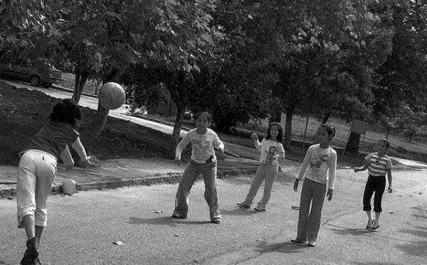 <p><b>12. Yakar top </b></p>  Dier adyla ortada "duran" oyunu, topu size doru gnderen iki kiinin toplarndan kamak, havada yakalarsan can kazanmak ve vurulduunda oyundan kmakt.