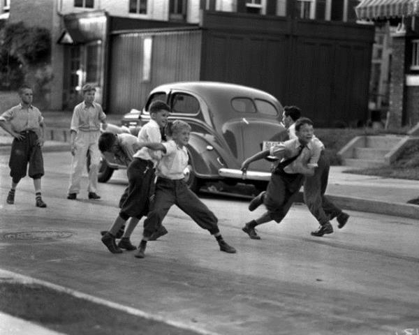 Ebe olan kii nefesi kesilene kadar simit diye baracak, kovalad kiiyi yakalayacak, eer nefesi kesilirde kendi sahasna geri kaamazsa dayak yiyecekti. Simit oyunu her ne kadar iddet iersede, cokuyla oynanmaktayd.