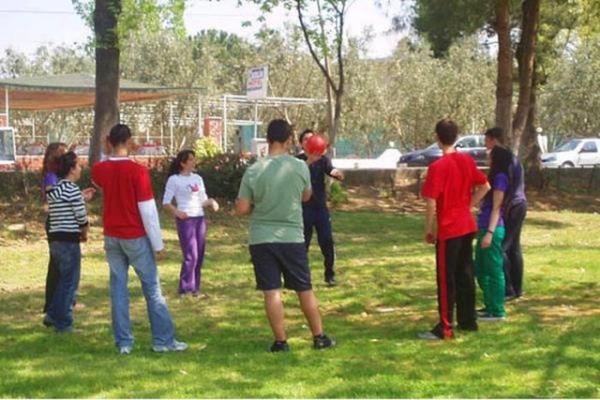 <p><b>13. stop! </b></p>  Oyunculardan birinin ismini syleyerek topu dz havaya atma, o kiinin topu yakalamas, yakalayamayan kiinin ebe olmasn ieren, kiinin bir rengi semi olan oyuncuyu kovalamasn ieren gzide oyun.