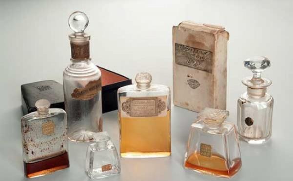 II. Nikolay ya da Nikolay Aleksandrovi Romanov. Rusya mparatorluu'nun son ar ve Romanov Hanedannn hkm sren son yesi. 1 Kasm 1894'ten, tahttan ekilmek zorunda kald 2 Mart 1917'ye dein hkmdarlk yapt. Bugn bir mzede sergilenen ieler ise imparator ve ailesinin kulland parfmler.