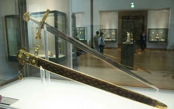 Franszlarn nl kral arlman'n (Charlemagne)' klc.. Joyeuse ismiyle bilinen kl, arlman ile beraber gmlmtr. Efsanevi kl bugn Louvre Mzesi'nde.