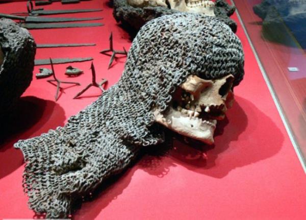 sve snrlar iinde yer alan 'Visby Sava'nda (1361) hayatn kaybeden asker ve ba zrh.