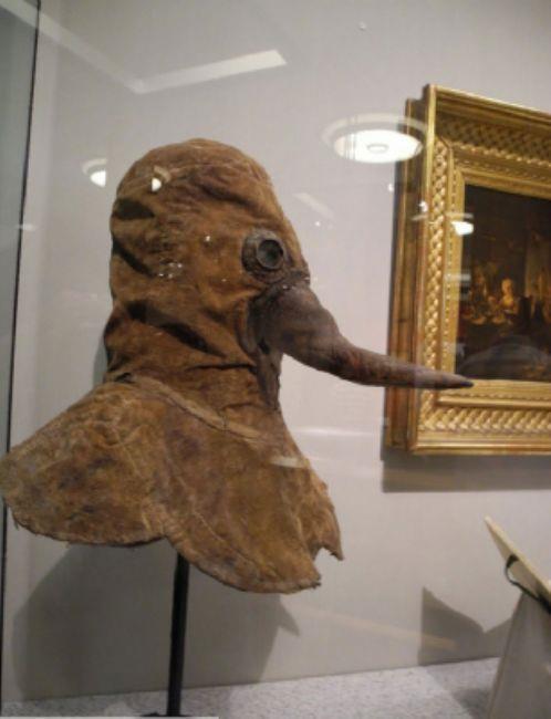 1800 yllarda veba hastalna kar kullanlm doktor maskesi.. Kt kokulara kar burun ksmnda kukulu bitkiler konulurdu.