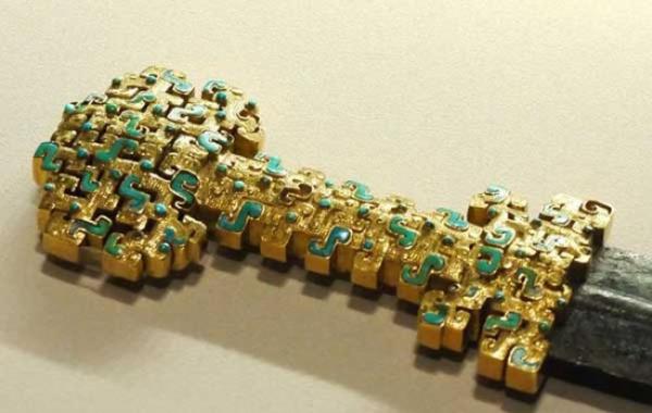 in'in Baoji ehrinde 1992 ylnda bir mezarda yaplan kazlarda bulunan ajur kabzas.. M. 770 yllar.