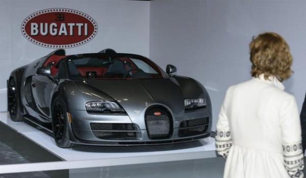 <p><b>Bugatti Veyron</b></p>  Bugatti'nin nl Veyron modeli ise rakiplerine gre daha mtavaz bir alanda sergilendi.