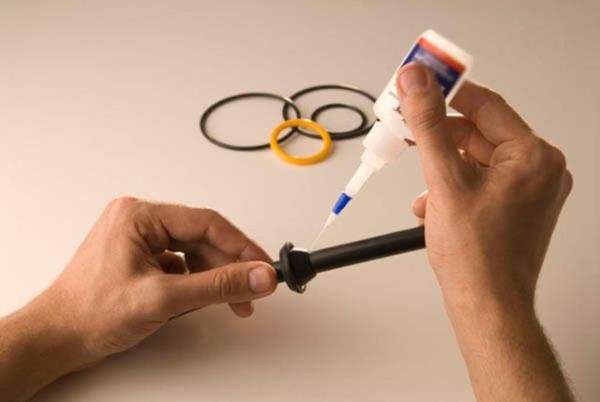 <p><b>YAPITIRICI:</b></p>  Yanc, patlayc, cildi tahri edici, ciere zarar verici, cilt ve gzleri yakcdr.