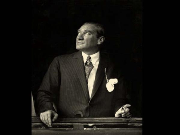 2. 1923'n 29 Ekim'inde, Meclis'e girecek isimler bizzat Mustafa Kemal tarafndan belirlenmesine ramen, 287 milletvekilinden 129'unun oylamaya katlmam olmas ilgintir. imdiki gibi te iki art aranm olsayd M. Kemal muhtemelen seilemeyecekti. (Zaten muhaliflerin ehir dnda bulunduklar bir srada baskn tarznda bir seimdi.) 5 Eyll 1920'de kan kanunda toplam saynn salt ounluu toplant yeter says kabul edilmi, karar says iin ise salt ounluun salt ounluu, yani 84 oy yeterli saylmt.
