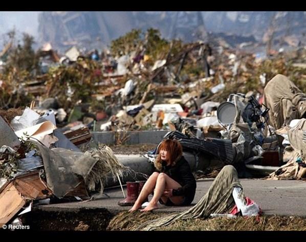 2011`de Japonya`da yaanan tusunaminin ardndan ykntlarn arasnda kalan bir kz..